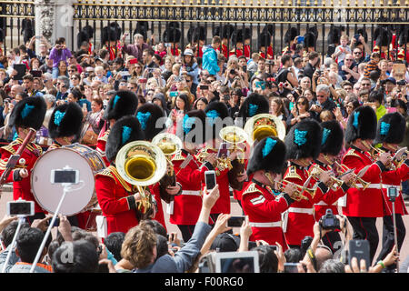 Touristen-Warteschlange, beobachten Sie die Wachablösung am Buckingham Palace, London, UK. Stockfoto