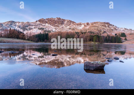 Die Blake Rigg im Winter von Blea Tarn, Nationalpark Lake District, Cumbria, England, Vereinigtes Königreich, Europa. Stockfoto