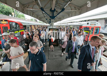 Wimbledon London, UK. 5. August 2015. Pendler kommen bei Wimbledon Station wie die Rush Hour früh beginnt, den Londoner U-Bahn Streik zu schlagen, die um 18:30 beginnt Credit: Amer Ghazzal/Alamy Live-Nachrichten Stockfoto