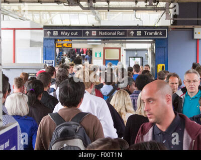 Wimbledon London, UK. 5. August 2015. Pendler kommen bei Wimbledon Station wie die Rush Hour früh beginnt, den Londoner U-Bahn Streik zu schlagen, die um 18:30 beginnt Credit: Amer Ghazzal/Alamy Live-Nachrichten Stockfoto