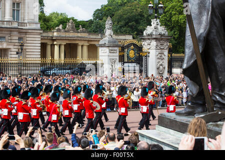 Touristen-Warteschlange, beobachten Sie die Wachablösung am Buckingham Palace, London, UK. Stockfoto