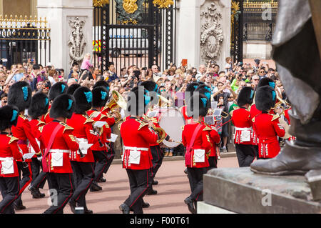 Touristen-Warteschlange, beobachten Sie die Wachablösung am Buckingham Palace, London, UK. Stockfoto