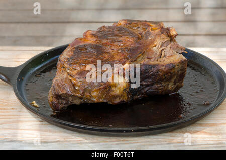 Côte de Boeuf, t-Bone, Steak, serviert auf schwarzen gusseisernen Teller. Stockfoto