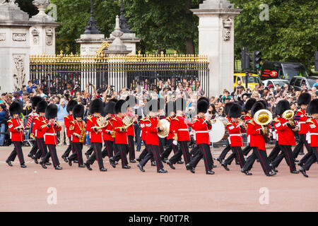 Touristen-Warteschlange, beobachten Sie die Wachablösung am Buckingham Palace, London, UK. Stockfoto