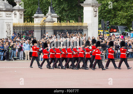 Touristen-Warteschlange, beobachten Sie die Wachablösung am Buckingham Palace, London, UK. Stockfoto