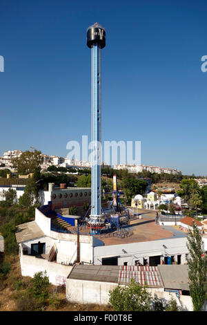 60mts Free Fall Tower im Vergnügungspark Tivoli World, Benalmadena, Andalusien, Spanien. Stockfoto