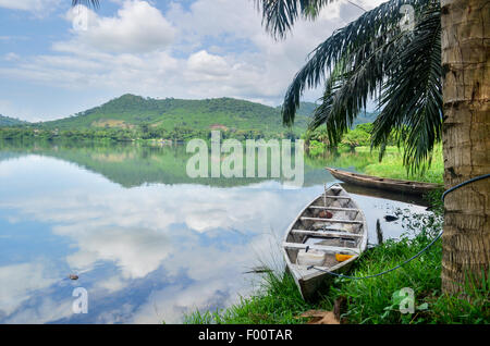 Landschaft Afrikas (Ghana), durch den Volta-Fluss nur flussabwärts des Akosombo-Staudamms Stockfoto