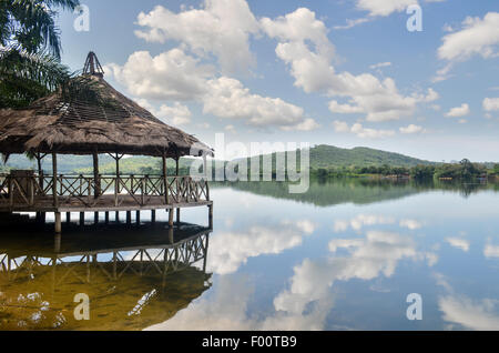 Einbau in eine Landschaft aus Afrika (Ghana), durch den Volta-Fluss nur flussabwärts des Akosombo-Staudamms Pavillon Stockfoto