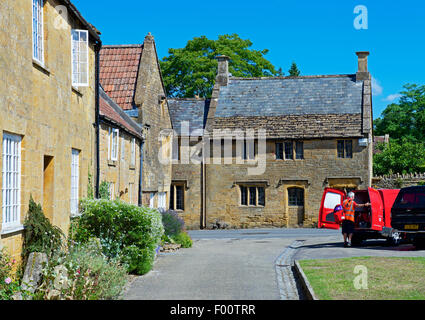 Postbote und Royal Mail van im Dorf Montacute, Somerset, England UK Stockfoto