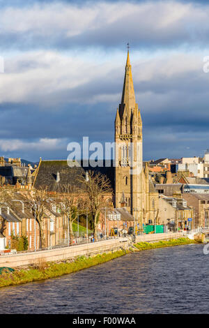 Freie Kirche von Schottland mit Blick auf den Fluss Ness, Inverness, Highland, Schottland, Vereinigtes Königreich, Europa. Stockfoto