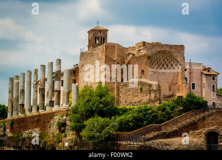 Der Tempel der Venus und Rom gesehen vom Kolosseum entfernt. Rom, Italien. Stockfoto