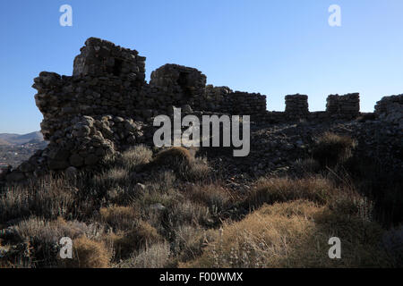 Nahaufnahme von Myrina byzantinischen Burg Ost Seite Stadtarchitektur und Zinnen. Insel von Lemnos oder Limnos, Griechenland Stockfoto