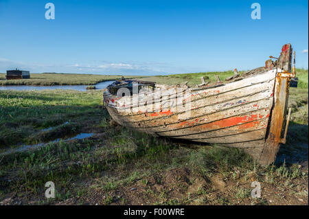 Alten verrottenden Holz Ruderboot. Stockfoto