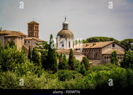 Santi Giovanni e Paolo Kirche erschossen vom Forum Romanum. Rom Italien Stockfoto