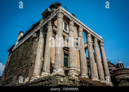 Der Tempel des Antoninus und der Faustina ist ein antiker römischer Tempel in Rom, beherbergt die Kirche von San Lorenzo in Miranda Stockfoto