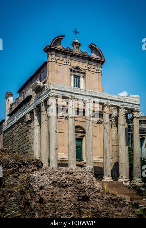 Der Tempel des Antoninus und der Faustina ist ein antiker römischer Tempel in Rom, beherbergt die Kirche von San Lorenzo in Miranda Stockfoto