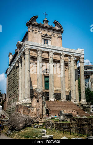 Der Tempel des Antoninus und der Faustina ist ein antiker römischer Tempel in Rom, beherbergt die Kirche von San Lorenzo in Miranda Stockfoto