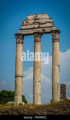 Drei Säulen des Tempels von Castor und Pollux im Forum Romanum. Roman. Italien. Stockfoto