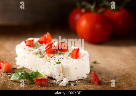 Käse mit grünen Basilikum und Tomaten auf Holz Hintergrund Stockfoto