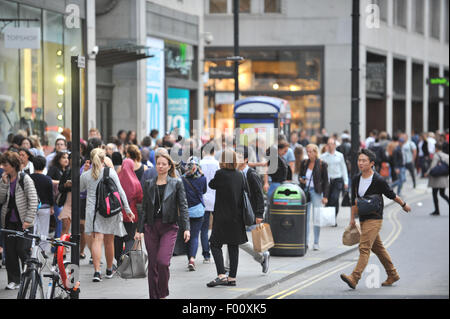 Oxford Circus, London, UK. 5. August 2015. Der u-Bahn-Streik beginnt in London, mit Passagieren davor gewarnt, dass Dienste gestartet werden, ab 18.30 Uhr zu schließen. Bildnachweis: Matthew Chattle/Alamy Live-Nachrichten Stockfoto