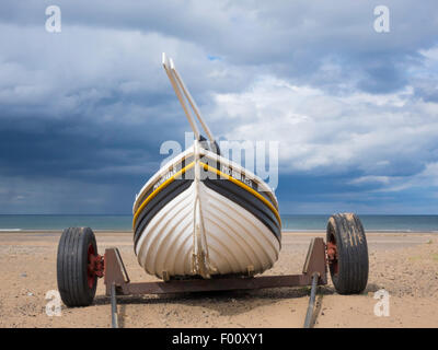 Elegant lackierten Fischerboot MOONRAKER geparkt am Strand von Marske durch Meer Cleveland North Yorkshire UK Stockfoto