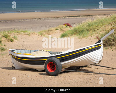 Elegant lackierten Fischerboot MOONRAKER geparkt am Strand von Marske durch Meer Cleveland North Yorkshire UK Stockfoto