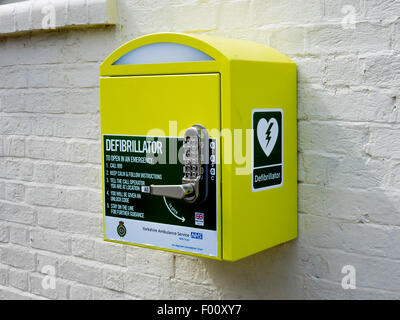 Herz Defibrillator lebensrettende Ausrüstung für Herzstillstand mit Codeschloss für die öffentliche Nutzung in einem Dorf in England UK Stockfoto