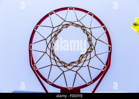 Basketball-Korb mit Grunge weiß net von unten gesehen Stockfoto