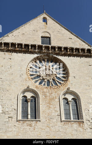 Die Rosette und Rundbogenfenster auf die Kathedrale St. Nikolaus der Pilger (San Nicola Pellegrino) in Trani, Trani, Italien. Stockfoto