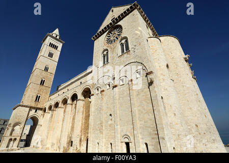 Die südliche Fassade der Kathedrale von St. Nikolaus der Pilger (San Nicola Pellegrino) in Trani, Italien. Stockfoto