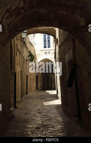 Via Giacomo Leopardi in der Altstadt von Trani, Italien. Die Gasse liegt in der Nähe des Hafens. Stockfoto