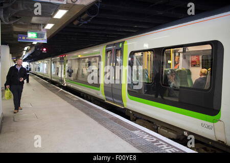 London Midland auf der Plattform bei Birmingham new Street Bahnhof England uk Stockfoto