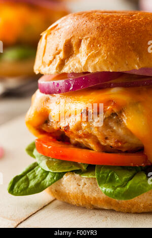 Hausgemachte gesunde Hähnchen Burger mit Käse, Salat und Tomate Stockfoto
