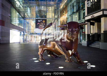 Stier-Skulptur bei Nacht Birmingham Bullring England uk Stockfoto