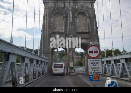 fahren Sie über die Menai Hängebrücke Anglesey Wales UK Stockfoto