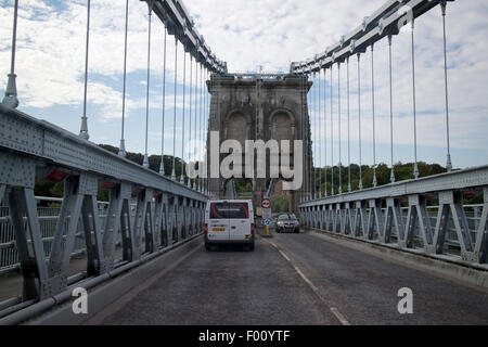 fahren Sie über die Menai Hängebrücke Anglesey Wales UK Stockfoto