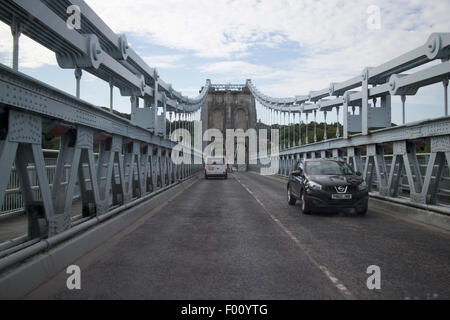 fahren Sie über die Menai Hängebrücke Anglesey Wales UK Stockfoto