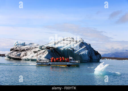 Ein Amphibienboot Kreuzfahrt zwischen Eisbergen auf einem Gletschersee. Stockfoto