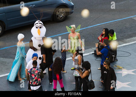 Hollywood Blvd, LA, Kalifornien - Februar 08: Menschen angezogen als der Charakter des gefrorenen Elsa und Olaf posiert mit Touristen für eine Stockfoto