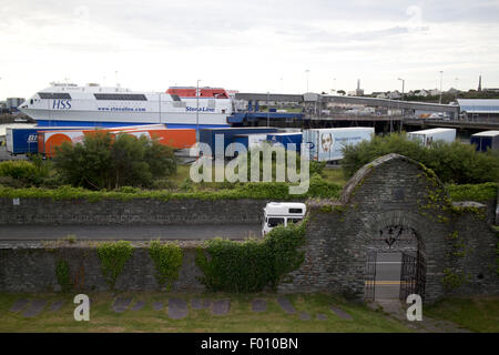 Blick über den Hafen von den Mauern der alten römischen Festung Caer Gybi Holyhead Anglesey Wales UK Stockfoto