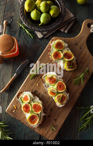 Hausgemachte Feigen und Ziegenkäse-Käse-Toast mit Rosmarin und Honig Stockfoto