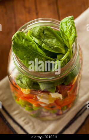 Gesunde hausgemachte Einmachglas Salat mit Ei-Speck-Salat und Gemüse Stockfoto