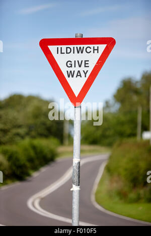 zweisprachig Englisch und Walisisch geben Wege Schild Anglesey wales uk Stockfoto