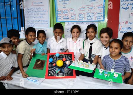 Leistung Day - Miguel Grau Schule in PUERTO PIZARRO. Abteilung von Tumbes. Peru Stockfoto