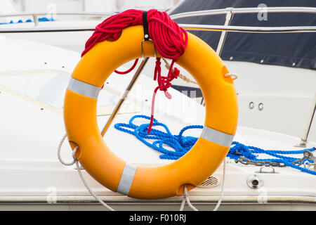 Yachting blau und rot mit orange Rettungsring an Deck Segelboot, Teil der Yacht, reisen Safety Seil aufgewickelt Stockfoto