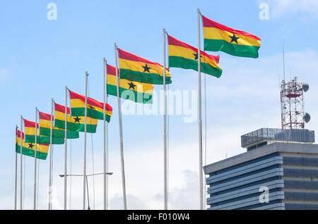 Ghanaische Fahnen auf dem Platz der Unabhängigkeit und Black Star Gate in Accra, Ghana Stockfoto