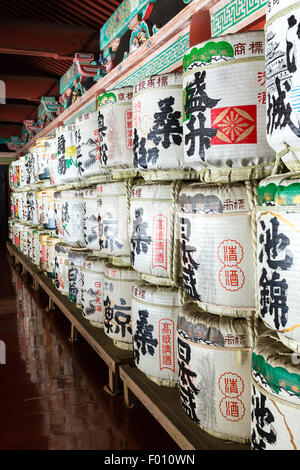 Gestapelte Sake-Fässer im Toshugu-Schrein in Nikko, Japan Stockfoto