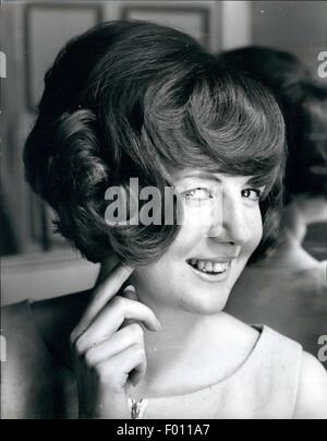 5. August 2015 - Datei - CILLA BLACK (1943 – 2015), eine große geäußert, britische Sängerin, die ein Hit-Herstellung-Darsteller in den 1960er und 1970er Jahren war und dann eine beliebte TV-Moderatorin seit Jahrzehnten starb Aug. 2 in ihrem Haus in Estepona, Spanien. Sie war 72. Schwarz starb an einem Schlaganfall, nachdem sie ihr Gleichgewicht verloren und traf den Kopf klopfen sich unbewusste, beim Sonnenbaden auf ihrer privaten Terrasse in ihrem spanischen Villa am Samstag. Sie war von ihr ältester Sohn, Robert, 45, später am Abend gefunden. Im Bild: 5. Mai 1965 - Cilla ändert ihr Haar Stil: es sieht aus wie eine schlaflose Nacht in Rollen für Millionen von britische Teenager, Beca Stockfoto