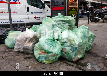 Müll, häuften sich in Mülltüten auf dem Fußweg, die Erwartung des Rates Sammlung Manchester England UK Stockfoto