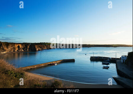 Boatstrand Hafen in der Copper Coast Geopark, Grafschaft Waterford, Irland Stockfoto